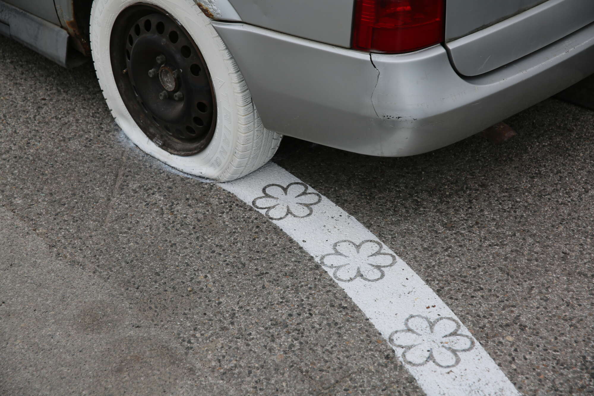 Auto hinterlässt Blumenabdruck