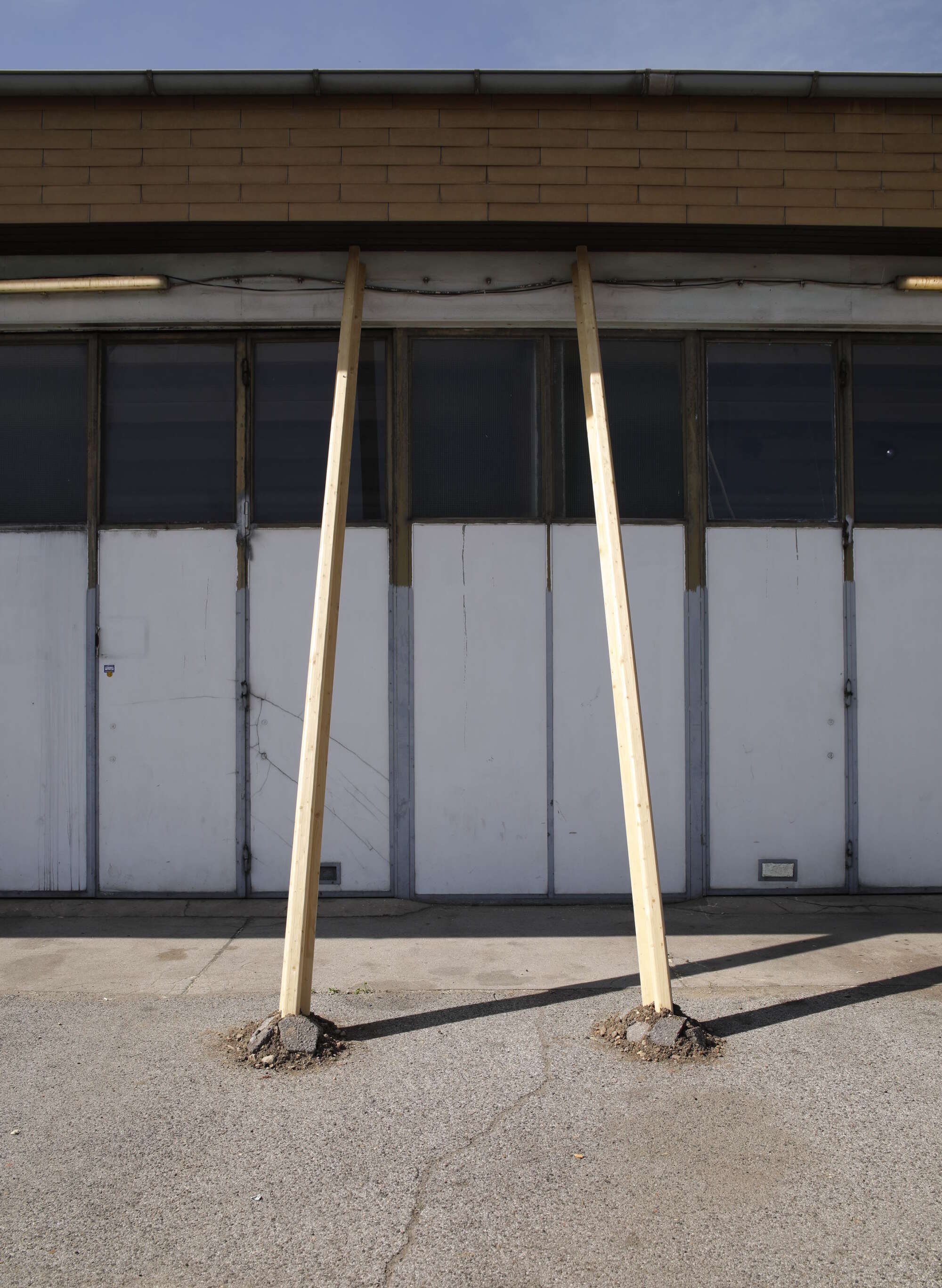 2 Holzpfähle vor Biennale Areal